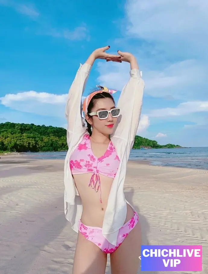 Lê Huỳnh Thúy Ngân Mặc Bikini Kín Hình 9