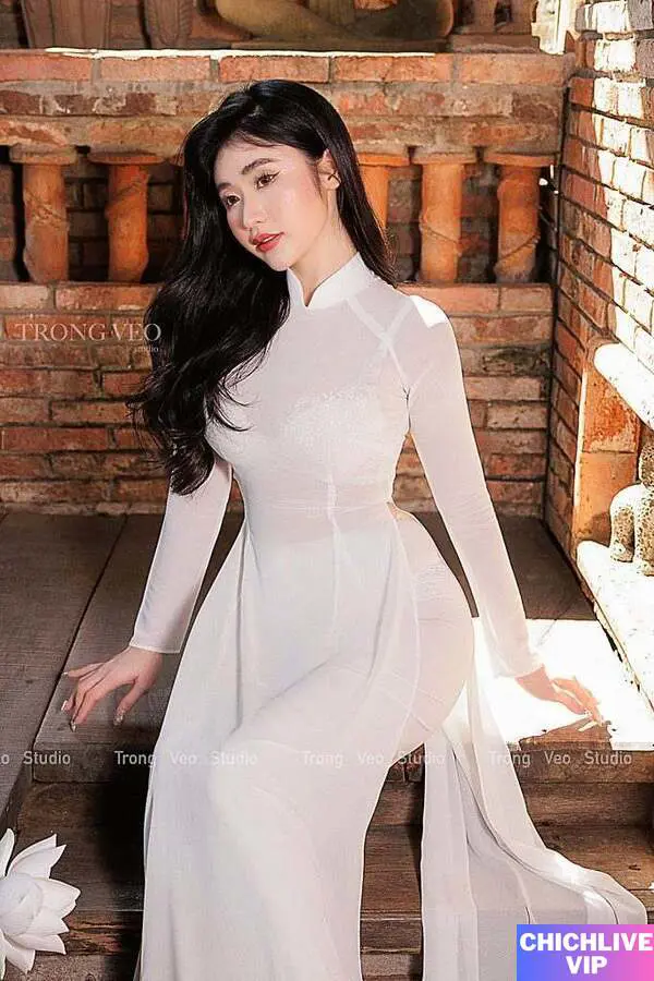 Ngọc Babe Mặc Áo Dài Hình 3